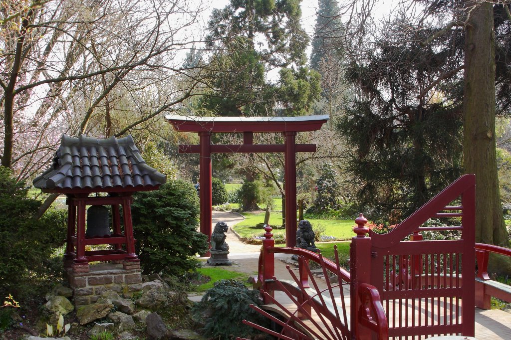 Eingang zum  Japanischen Garten  im Leverkusener Carl-Duisberg-Park (Detailaufnahme). Das Bild entstand am 24.03.2012.