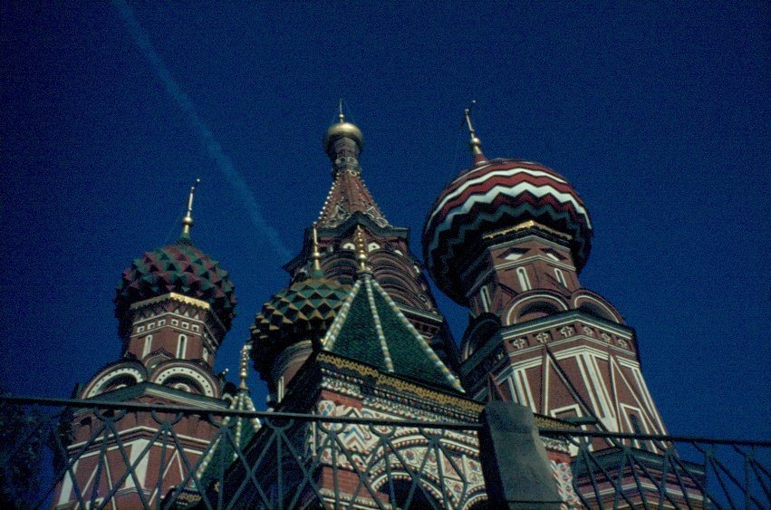 Einige der Zwiebeltrme der Basilius-Kathedrale auf dem Roten Platz in Moskau im September 1981