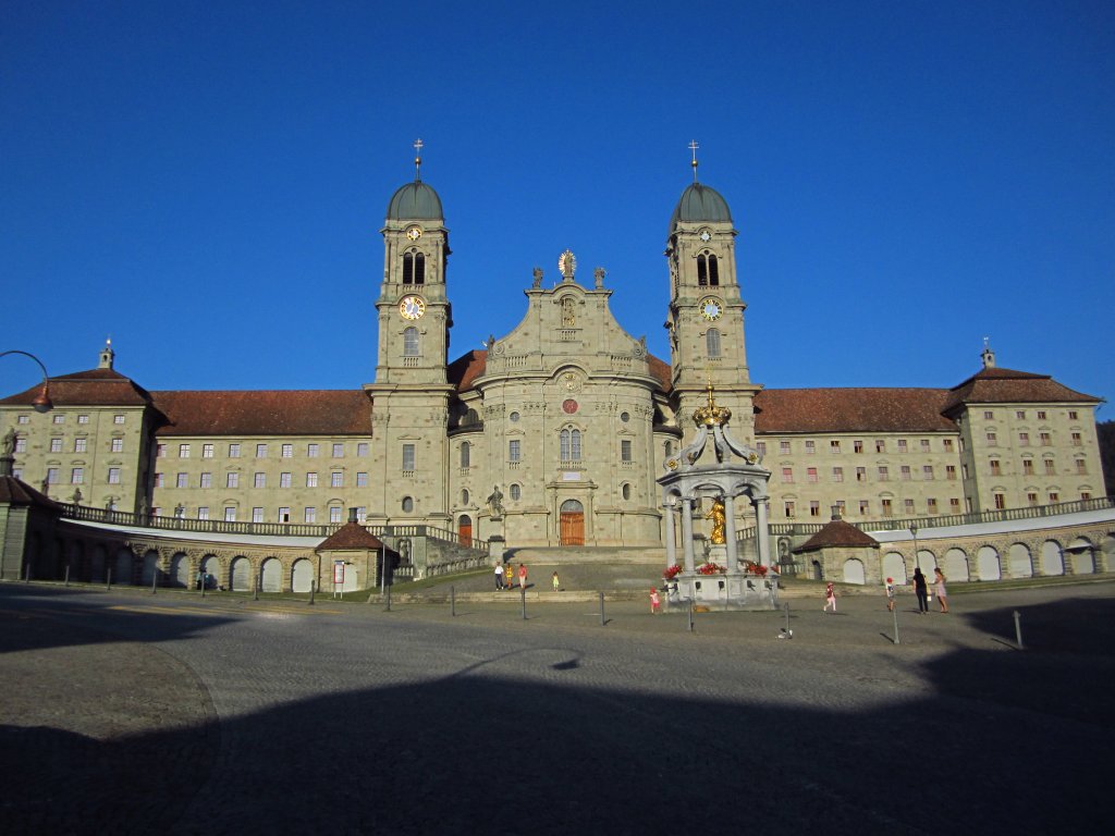 Einsiedeln, Benediktinerabtei, erbaut von 1704 bis 1735 nach Plnen von Caspar 
Moosbrugger (11.08.2012)