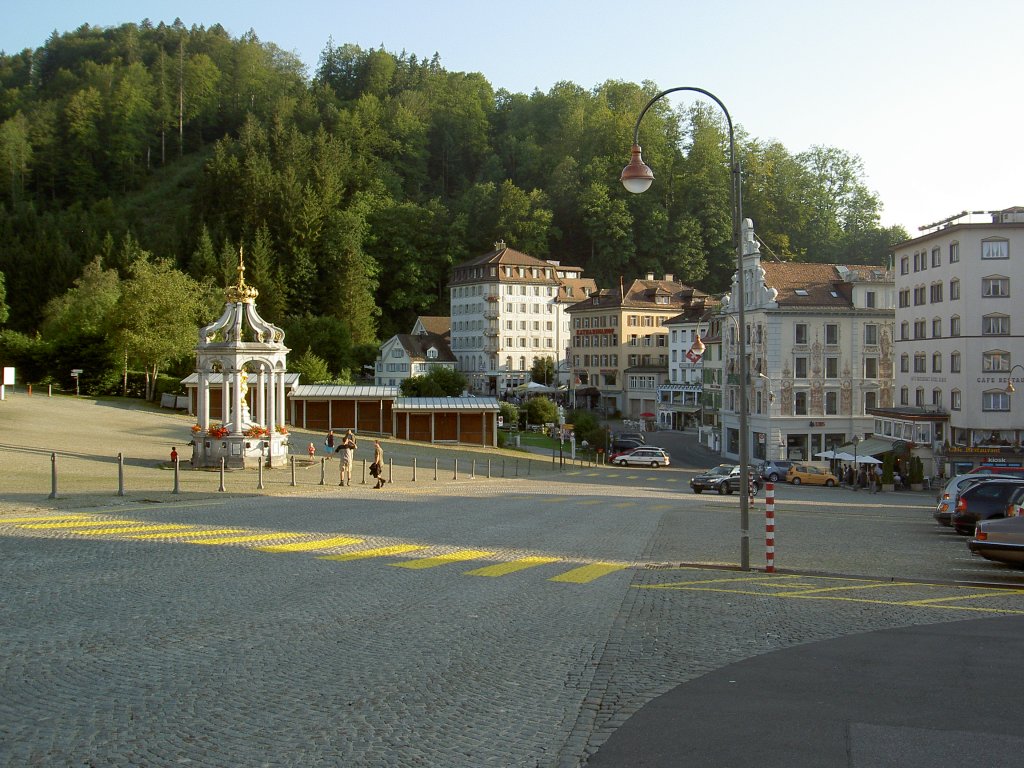 Einsiedeln, Klosterplatz mit Frauenbrunnen von 1900 (11.08.2012)