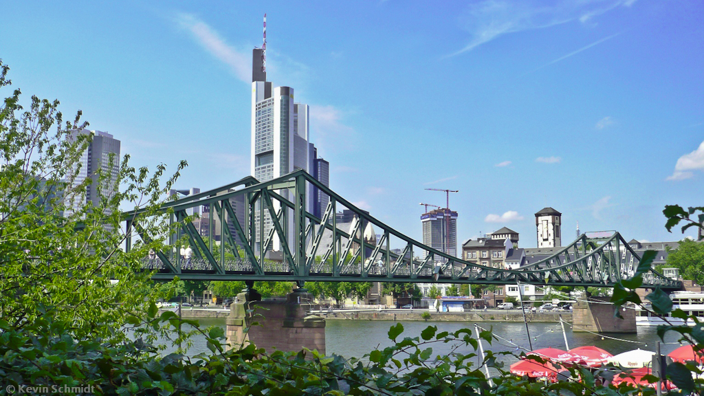 Eiserner Steg und Commerzbank Tower in Frankfurt/Main, 17.08.2008.