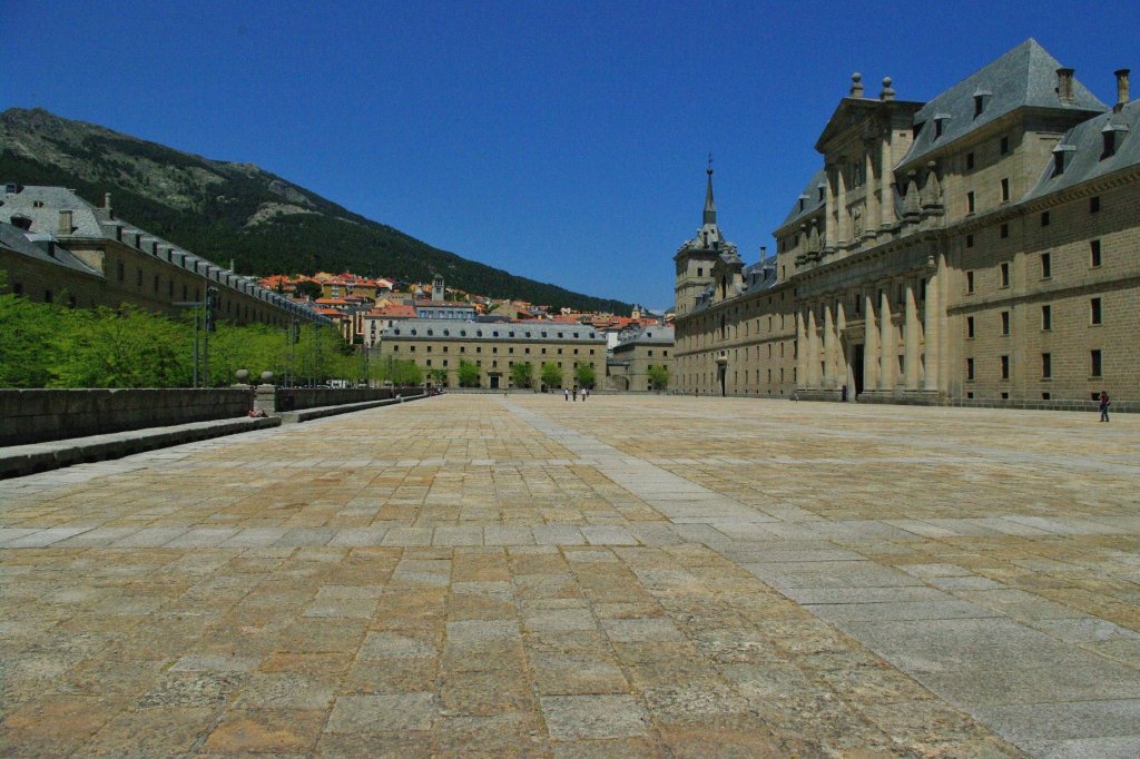 El Escorial, grsster Renaissancebau der Welt, Knigl. Residenz und 
Kloster, erbaut von 1563 bis 1584, 2000 Zimmer, 16 Hfe, 12 Kreuzgnge,
88 Brunnen  (21.05.2010) 