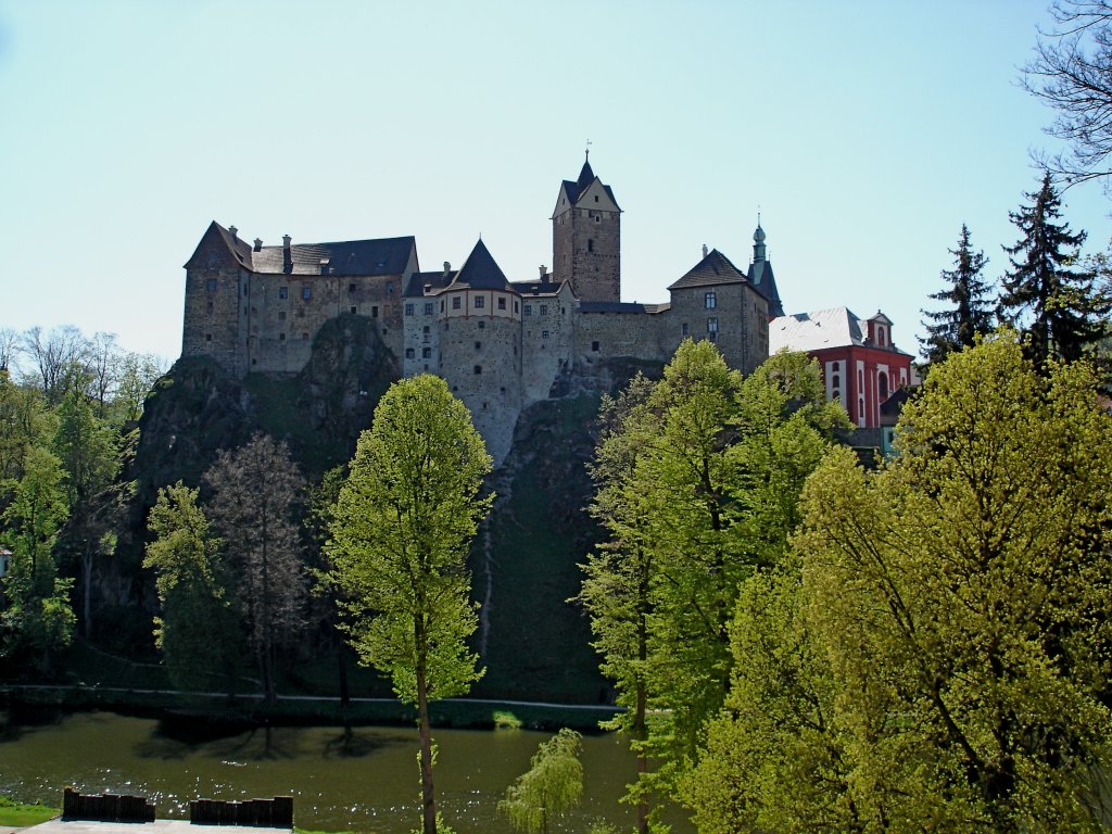 Elbogen (Loket), die Burg und die Stadt werden in einer Schleife von der Eger umflossen, April 2007