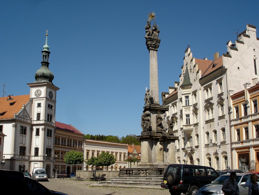 Elbogen (Loket), links das Rathaus und rechts die Dreifaltigkeitssule auf dem Marktplatz, April 2007