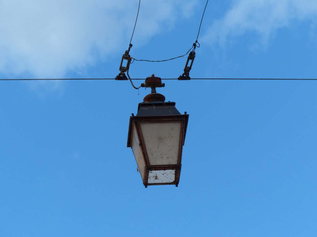 Elektrische Straenlaterne, hngend zwischen zwei Hauswnden, irgendwo in Tbingen. April 2013