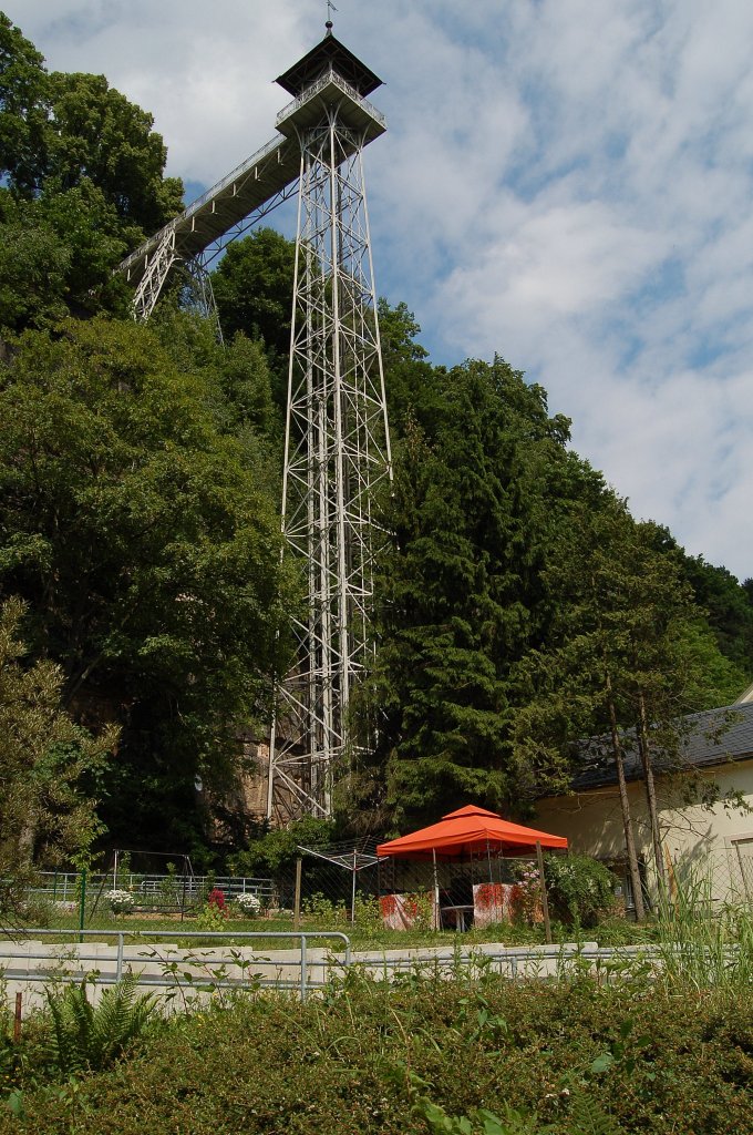 Elektrischer Personenaufzug von Rudolf Sendig in Bad Schandau aus dem Jahre 1904. Er verbindet den  unteren Teil  von Bad Schandau mit dem Stadtteil Ostrau in dem sich die Holzvillen von Rudolf Sendig aus dem Jahre 1903 befinden. Diese sind dem Baustil der schweizer Alpen nachempfunden. 28.05.2011