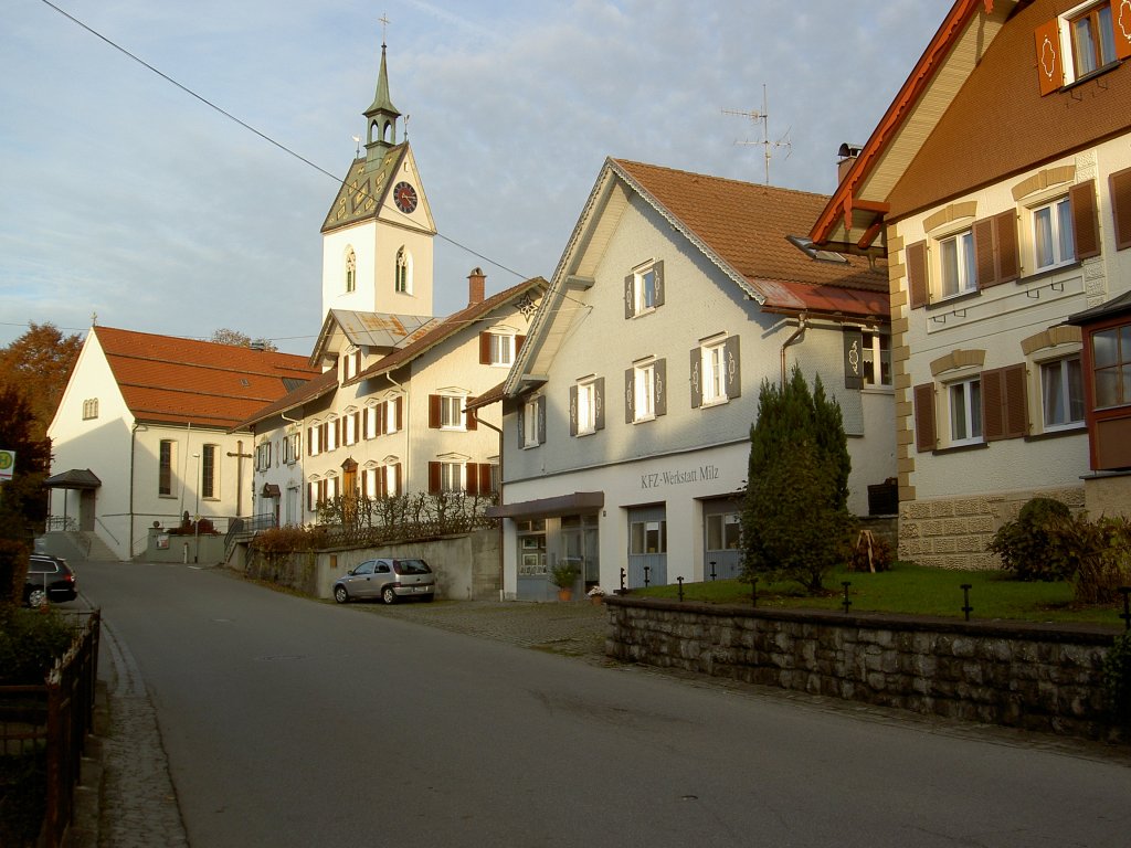 Ellhofen, Dorfstrae mit St. Peter und Paul Kirche, Kreis Lindau (30.10.2011)