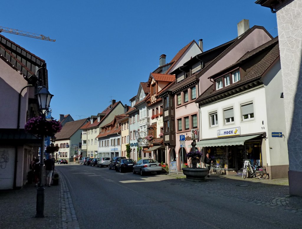 Elzach, Blick in die Hauptstrae mit Brgerhusern aus dem 19.Jahrhundert, Juli 2012