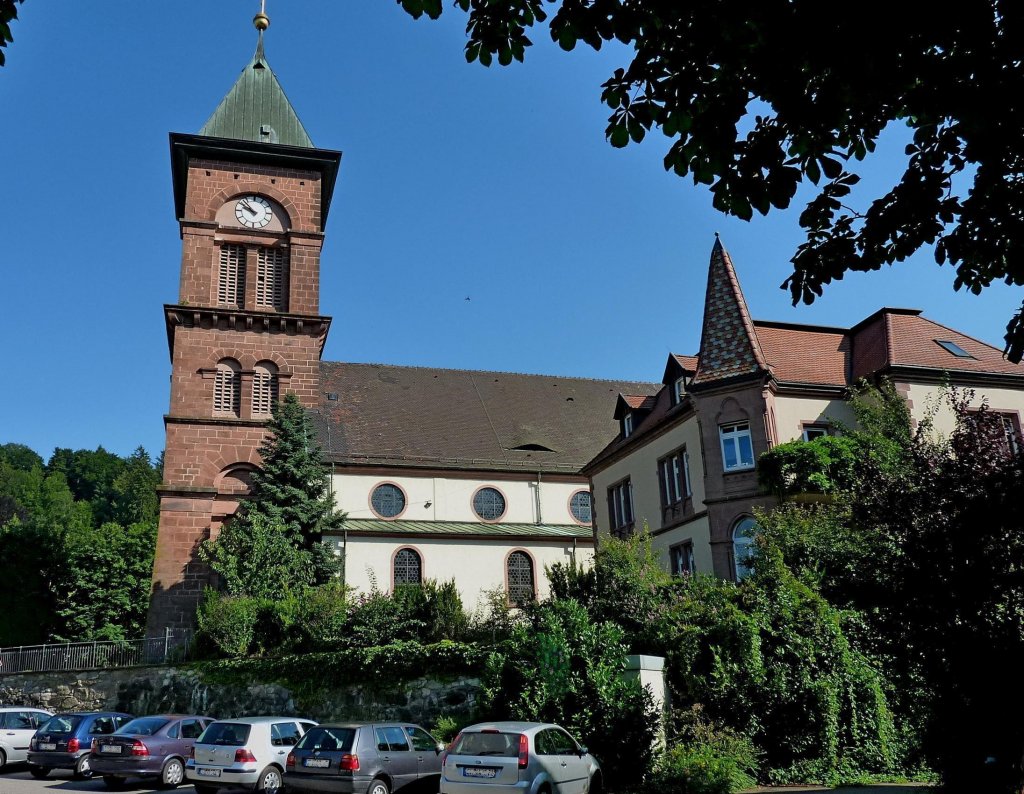 Elzach, die Kirche St.Nikolaus, der klassizistische Turm im Weinbrenner-Stil stammt von 1828, der Chor von 1522, Juli 2012