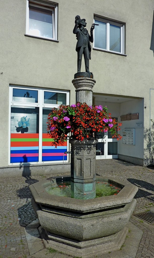 Elzach, der Latschari-Brunnen steht seit 1987 an der Hauptstrae, juli 2012