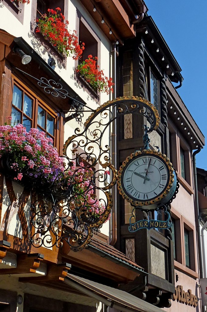 Elzach im Schwarzwald, Zunftschild eines Uhrmachers, Juli 2012