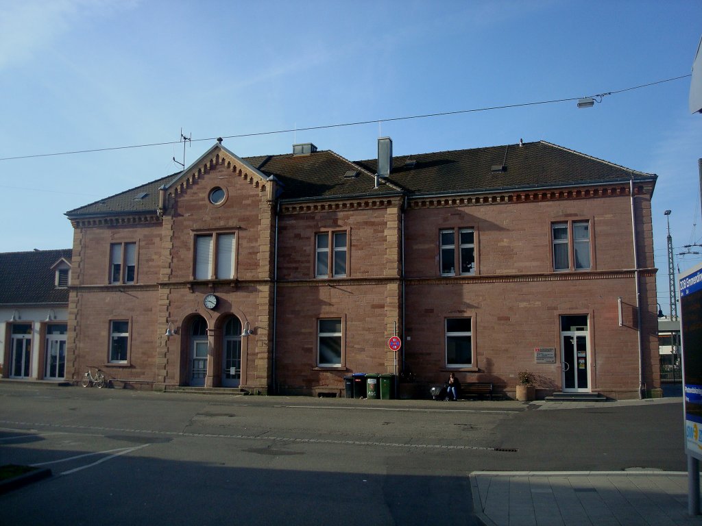 Emmendingen, das Bahnhofsgebude in rotem Sandstein, direkt an der Rheintalbahn, April 2011