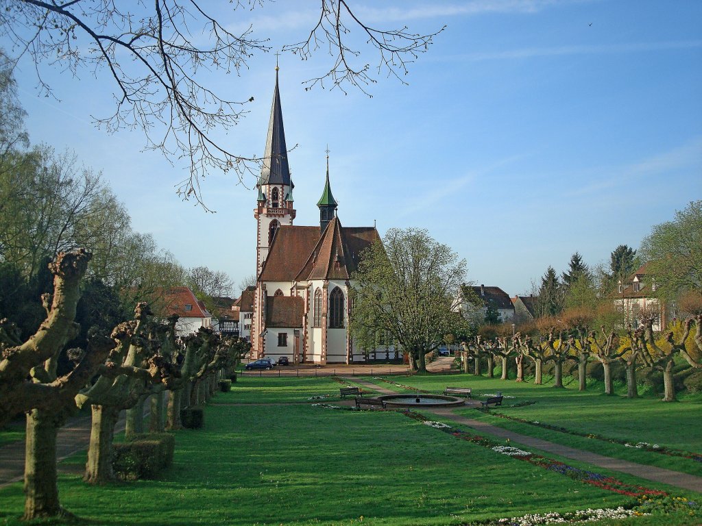 Emmendingen, die kath.Pfarrkirche St.Bonifatius im neugotischen Stil, Chor und Querschiff von 1894-95, Langhaus und Turm von 1911-13, April 2011