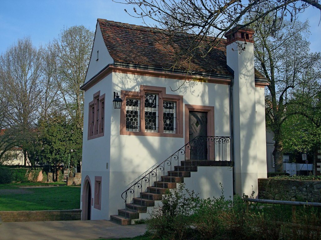 Emmendingen, das  Lenz-Huschen , ehemaliges Sommerhaus der markgrflichen Schloanlage, benannt nach dem Dichter Lenz, der 1776-78 in Emmendingen weilte, April 2011