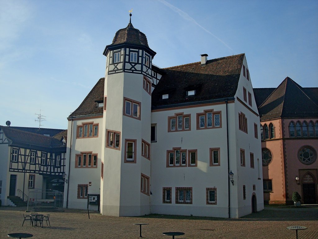 Emmendingen, das Markgrafenschlo, ein Renaissancebau mit achteckigem Treppenturm, 2007 umfassend renoviert, beherbergt das Stadtmuseum und ein Fotomuseum, April 2011