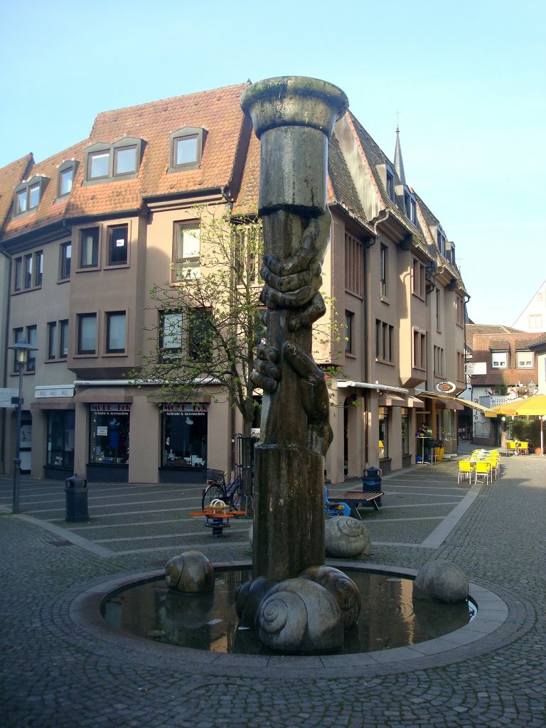 Emmendingen, moderner Brunnen in der Fugngerzone, April 2011