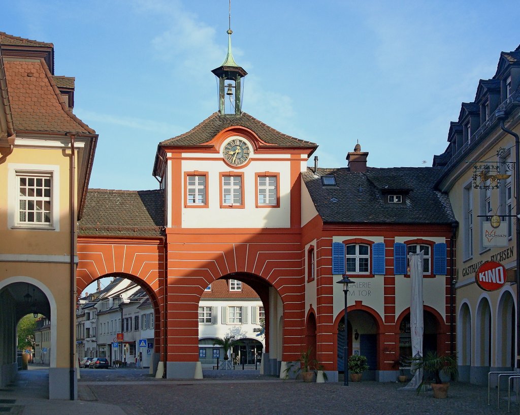 Emmendingen, das Stadttor stadtauswrts gesehen, einzig erhaltenes von ehemals drei Toren der Stadtbefestigung, erbaut nach 1590, April 2011 