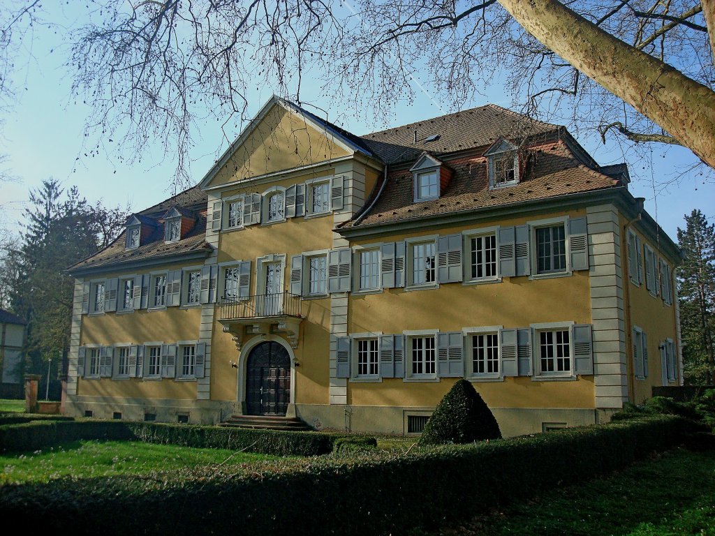 Emmendingen, das Weiherschlo, ein Barockbau mit Mansardendach von 1757, wird heute von der psychatrischen Klinik genutzt, April 2011
