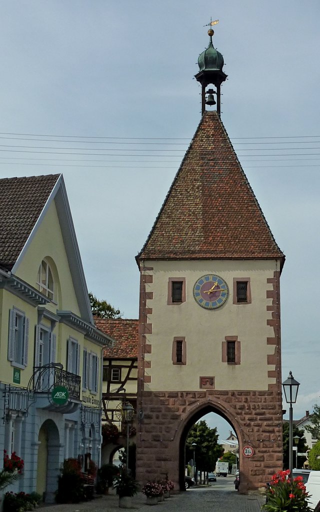 Endingen am Kaiserstuhl, das Knigschaffhausener Tor, stadtauswrts gesehen, Okt.2012 