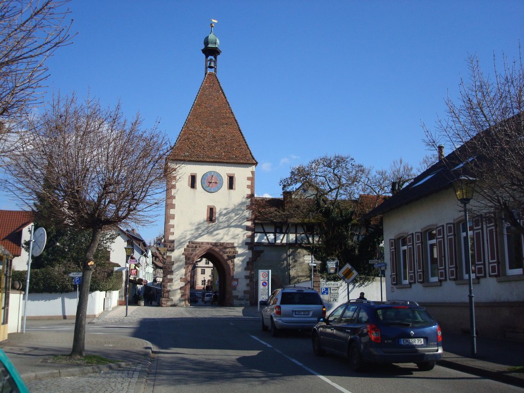 Endingen am Kaiserstuhl,
das Knigschaffhausener Tor am Eingang zur Stadt,
Mrz 2010