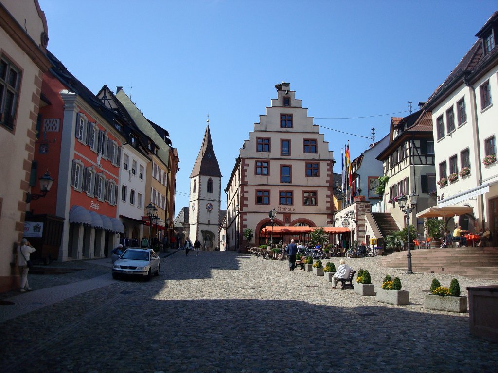 Endingen am Kaiserstuhl,
der Marktplatz mit Rathaus, es wurde 1617 als Kornhaus erbaut mit sptgotischen und Renaissance-Elementen, dahinter die St.Martin-Kirche,
Juni 2010