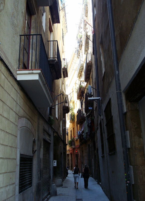 Enge Gasse in der  Ciutat Vella , der Altstadt von Barcelona. 31.7.2008