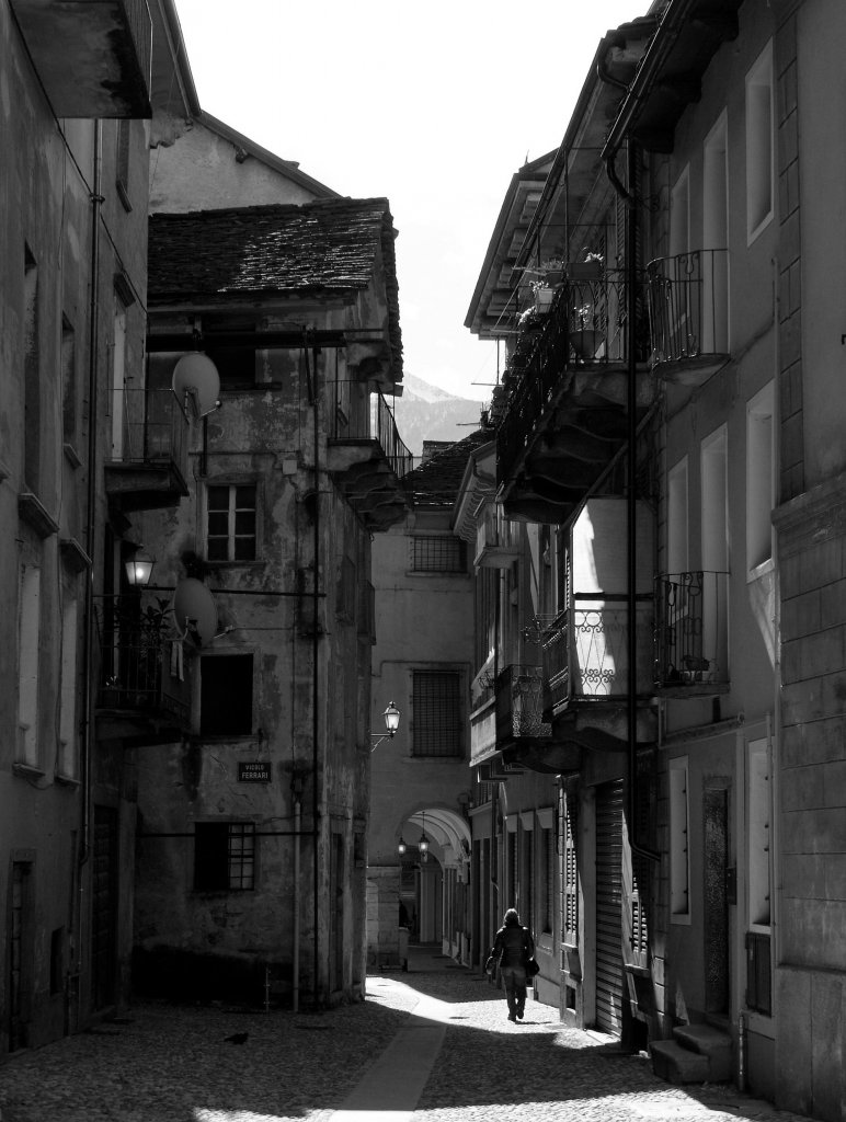 Enge Gassen, alte Huser:Die malerische Altstadt von Domodossola.
(31.03.2010)
