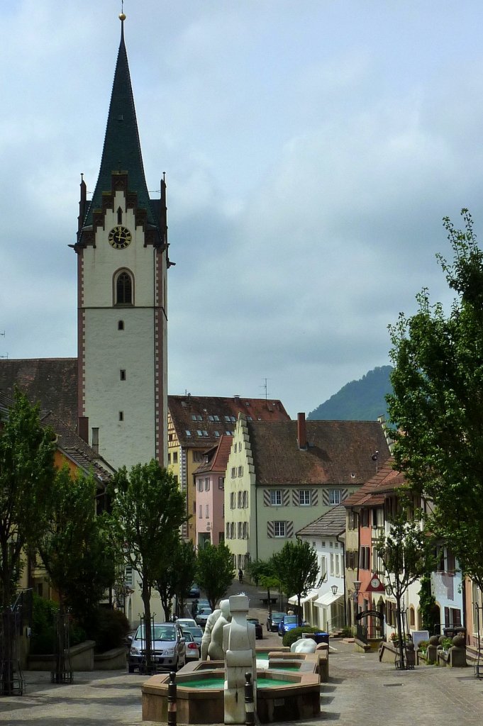 Engen, Blick durch die Hauptstraße mit der Brunnenanlage zur Kirche Mariä Himmelfahrt, Juli 2012