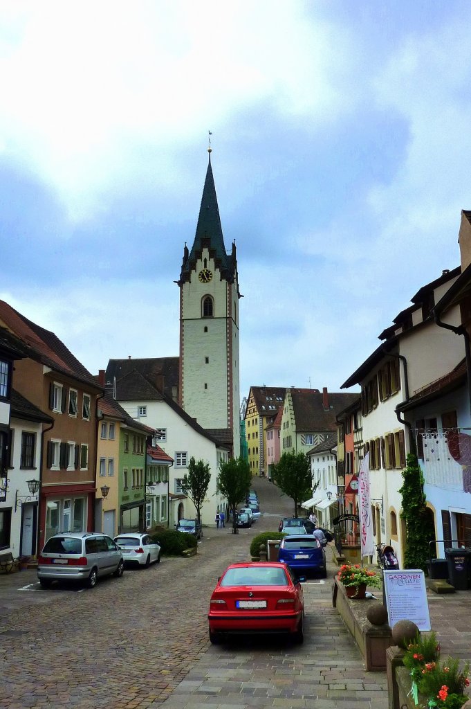 Engen, Blick durch die Hauptstrae zur Kirche Mari Himmelfahrt, Juli 2012