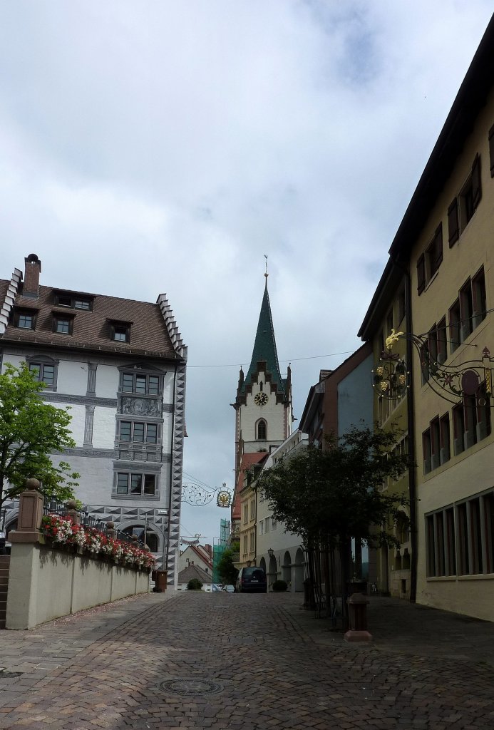 Engen, Blick durch die Hauptstrae zur Kirche Mari Himmelfahrt, links liegt der kleine Marktplatz, Juli 2012