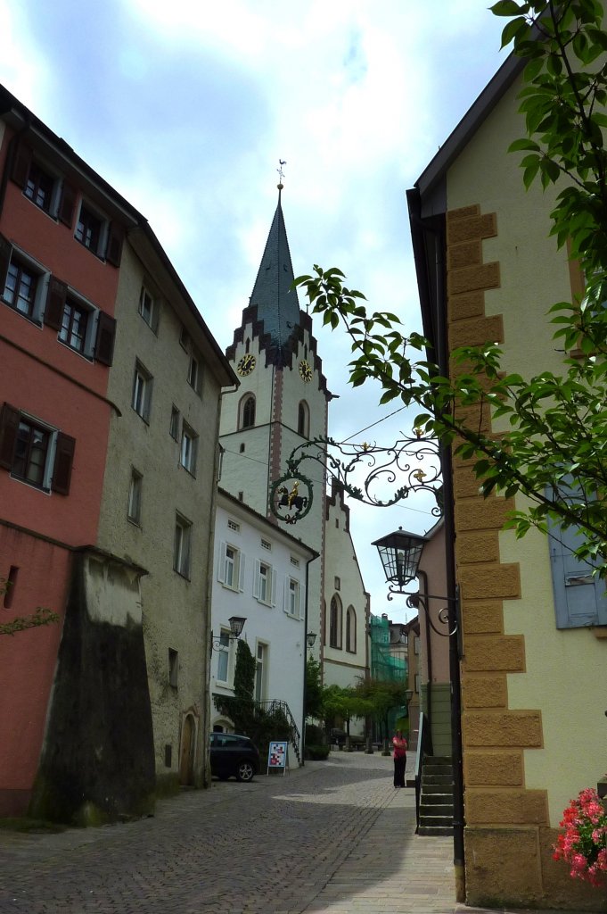 Engen, Blick von der Peterstrae zur Kirche Mari Himmelfahrt, Juli 2012