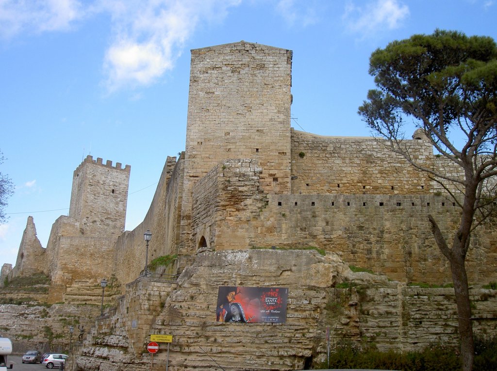 Enna, Castello di Lombardia mit 6 Trmen, im Vordergrund der Torre Pisana 
(15.03.2009)