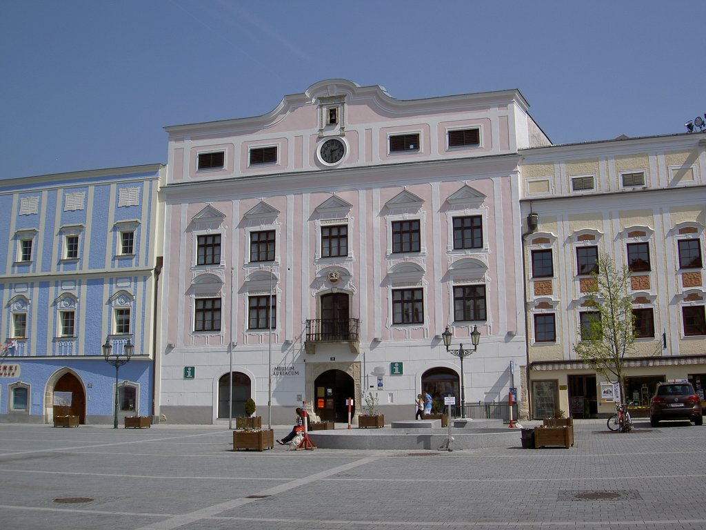 Enns, Altes Rathaus mit Lauriacum Museum, Hauptplatz 19 (21.04.2013)