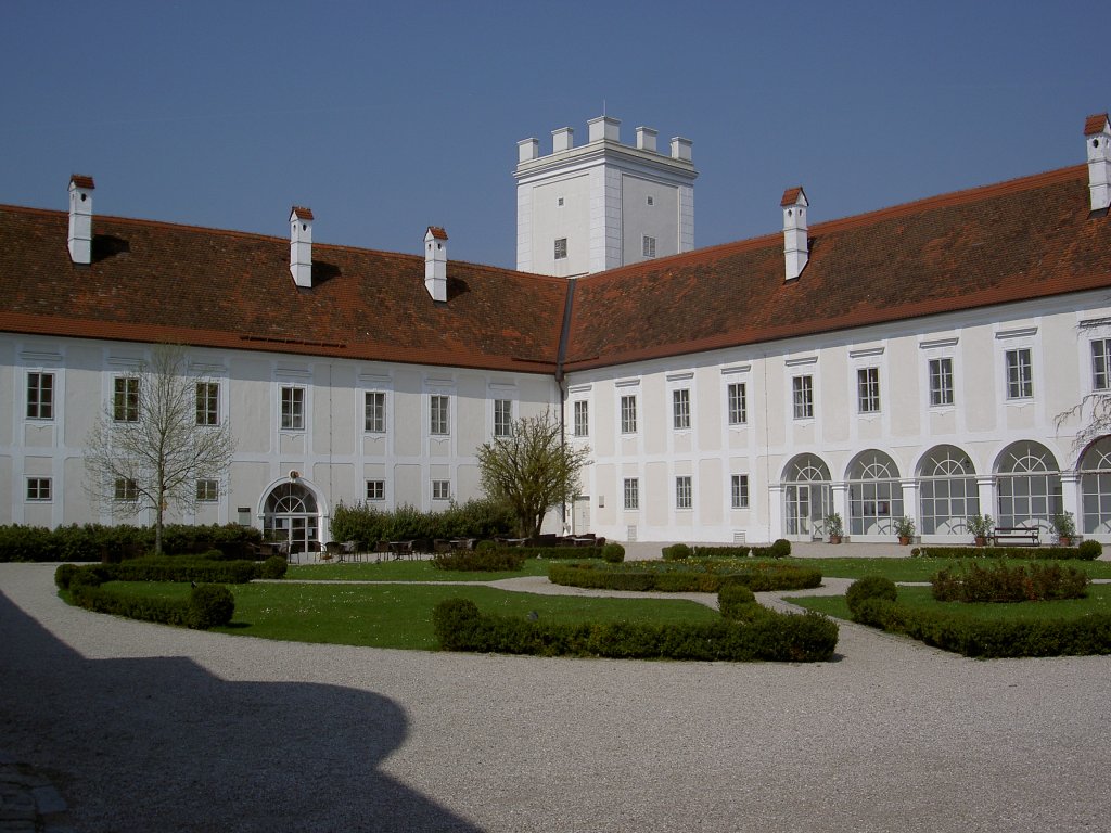 Enns, Schloss Ennsegg, Arkadentrakt, erbaut im 16. - 17. Jahrhundert (21.04.2013)
