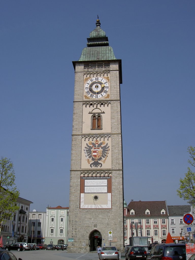 Enns, Stadtturm in der Mitte des Hauptplatz, erbaut 1565 bis 1568 als Wacht- und 
Uhrturm (21.04.2013)