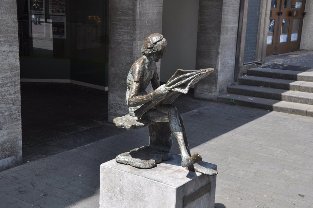ENSCHEDE, 23.07.2010, Skulptur einer Zeitungsleserin in der Langestraat
