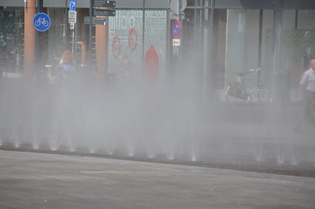 ENSCHEDE, 23.07.2010, Wasserspiel auf dem Hendrik-Jan-van-Heek-Plein