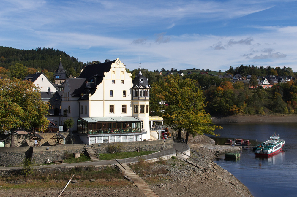 Entlang der Bleilochtalsperre - An meinem Geburtstag am 8 Oktober 2012 herrschte wunderbares Herbstwetter.
Da wir in Gefell im Vogtland waren, planten wir eine Wanderung an der Bleilochtalsperre. Von Gefell bis dorthin sind es knappe 30 Kilometer.

Die Bleilochtalsperre staut das Wasser der Saale und ist vom Fassungsvermgen her die grte Talsperre in Deutschland.

In Saalburg angekommen ging es los. Mit meinen Eltern waren wir zu viert unterwegs. Die erste Etappe fhrte uns am Stadtrand von Saalburg entlang.

Saalburg war zwischen 1647 und 1666 Residenzstadt der Grafschaft Reu-Saalburg. Schmucke Gebude prgen das Bild des kleinen Stdtchens.

Hier ein Blick auf das Hotel Kranich mit Anlegestelle des Fahrgastschiffes  Gera .