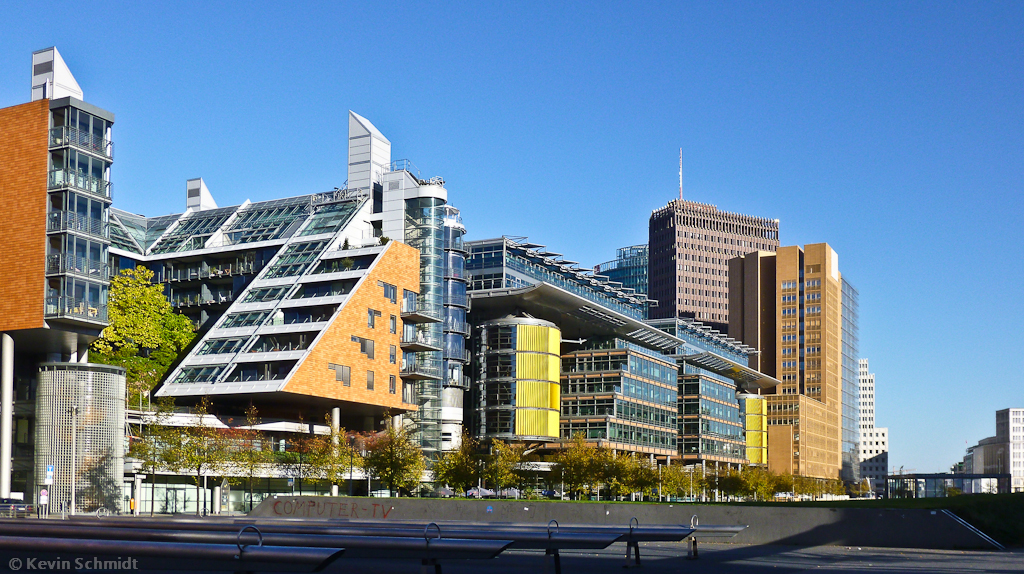 Entlang der Linkstrae am Rande des Areals Potsdamer Platz in Berlin befinden sich diese markanten Bro- und Wohngebude des Architekten Richard Rogers. (13.10.2012)