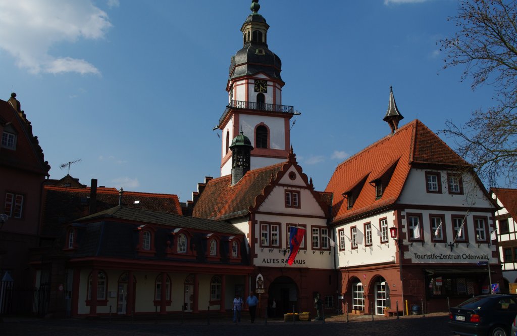 Erbach, Altes Rathaus aus dem 16. Jahrhundert und Stadtkirche (10.04.2009)