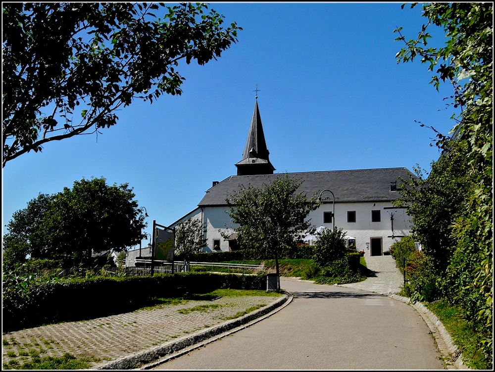 Erinnern Sie sich noch an den Duft und den Geschmack von frischem Brot, das in einem mit Holz befeuerten Ofen gebacken wurde? Oder wissen Sie noch wie in einer Schmiede gearbeitet wurde? Im Freilichtmuseum  A Robbesscheier  in Munshausen knnen Sie mit allen Sinnen erleben, wie frher in Luxemburg gelebt und gearbeitet wurde. Auf dem 6 ha groen Gelnde befindet sich das Landwirtschaftliche Museum des Ardenner Zugpferdes. Bei ihrem Besuch erleben Sie das lndliche Leben von einst: Zahlreiche Hoftiere, alte Gewerbe und lngst vergessene Fertigkeiten der Handwerkskunst erwarten Sie in den verschiedenen aktiven Ateliers. 21.08.2010 (Jeanny)