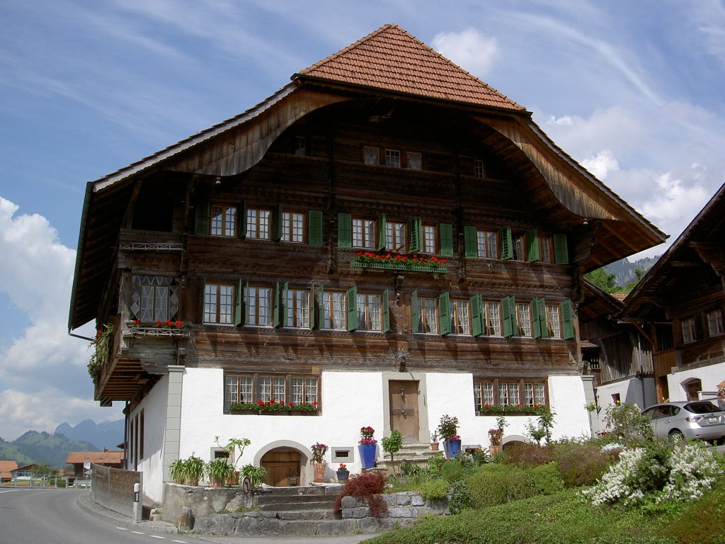 Erlenbach im Simmental, Holzhaus an der Dorfstraße (27.05.2012)