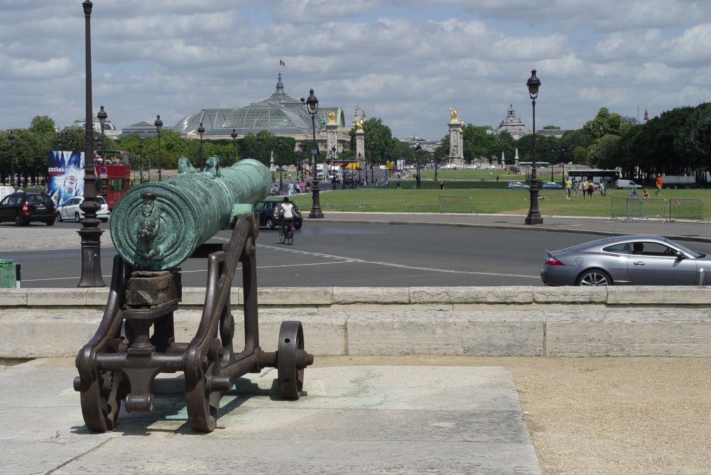 Es hat den Anschein, als ob diese alte Kanone, aufgestellt vor dem Htel des Invalides, direkt auf das Grand Palais zielen. (15.07.2009)