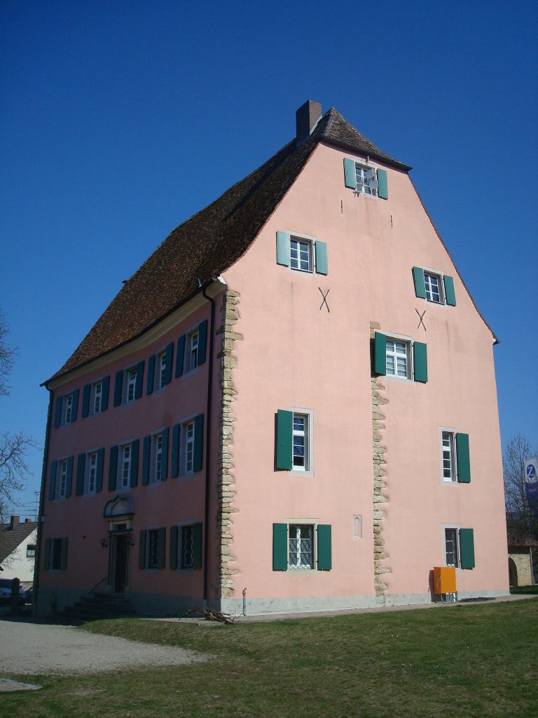  Eschbacher Castell  im Markgräflerland, der weithin sichtbare dreistöckige Bau ist ein adliges Herrschaftshaus aus dem 15.Jahrhundert, März 2011
