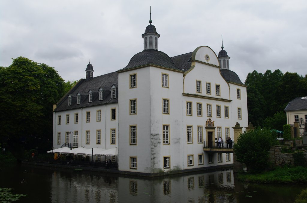 Essen, Schlo Borbeck, Schlostrae, im 18. Jahrhundert erbaut im Sptbarockstil 
(30.07.2011)