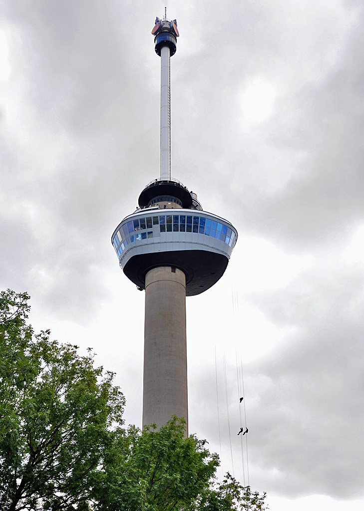 Euromast (185 m) in Rotterdam. Wird auch als  Abseil-Übungsgerät  mißbraucht - 15.05.2012