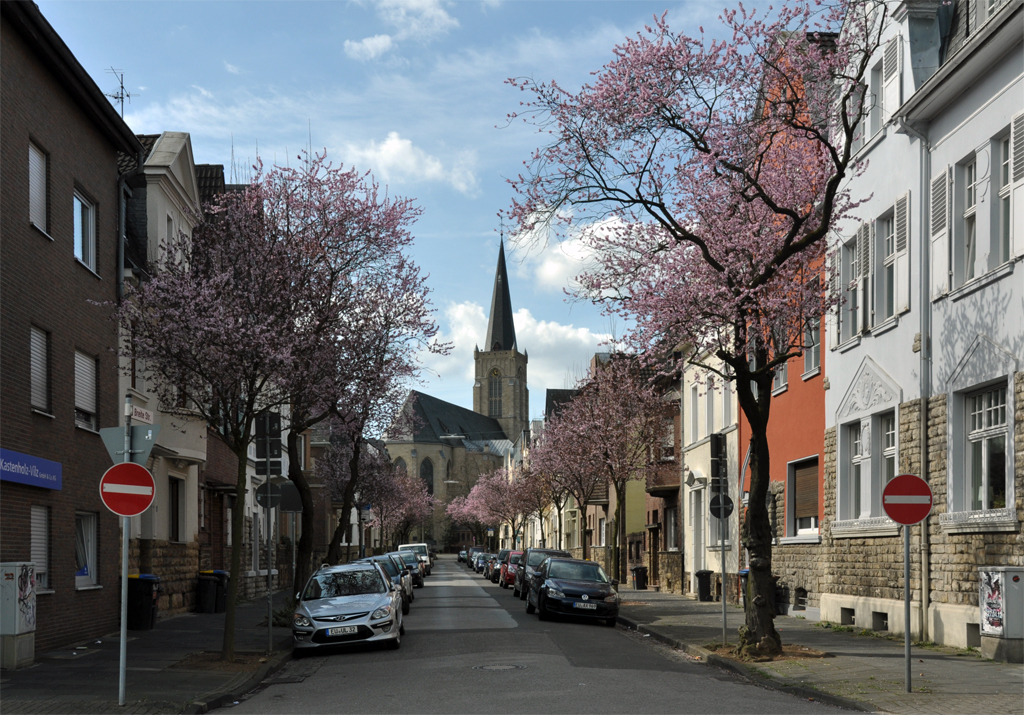 Euskirchen - Breite Strae mit Herz-Jesu-Kirche im Hintergrund - 16.04.2013