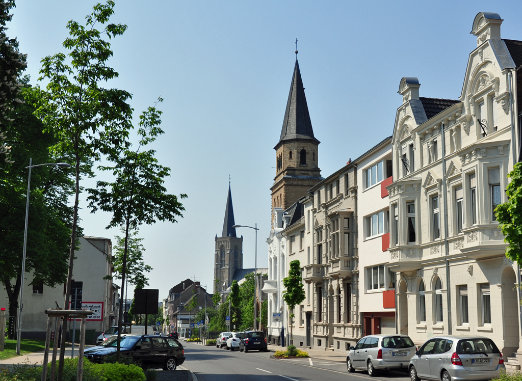 Evangelische und katholische Kirche in Euskirchen friedlich auf einem Bild vereint - 24.04.2011