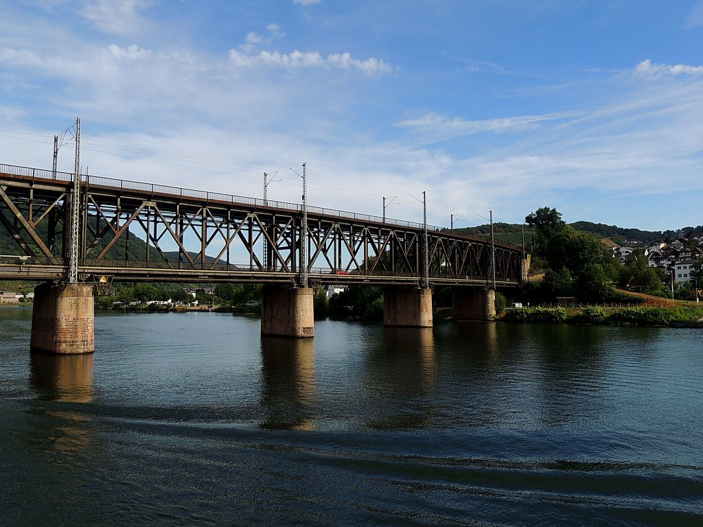 Fachwerkbalken-Brcke fr Bahn-, und Straenverkehr spannt sich bei Bullay ber die Mosel; 120828