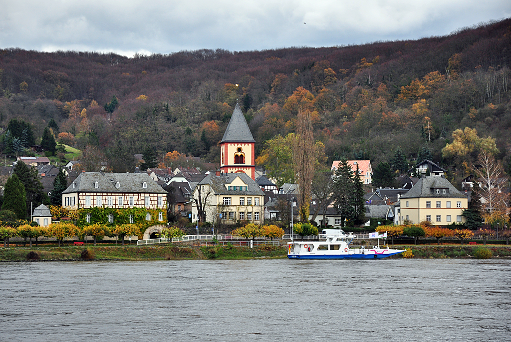 Fhranlegestelle und Kirche in Erpel (rechtsrheinisch). Fhre Remagen - Erpel. 14.11.2010